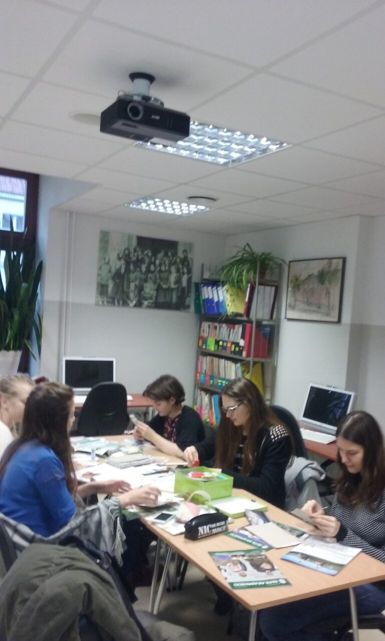 16.11.2017-Zajęcia z rękodzieła w bibliotece szkolnej — zdjęcie 4