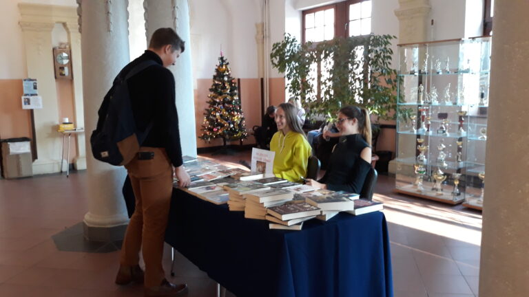 11.12.2019-Kiermasz taniej książki — zdjęcie 3