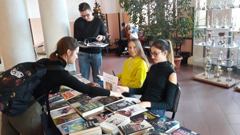 11.12.2019-Kiermasz taniej książki — zdjęcie 10