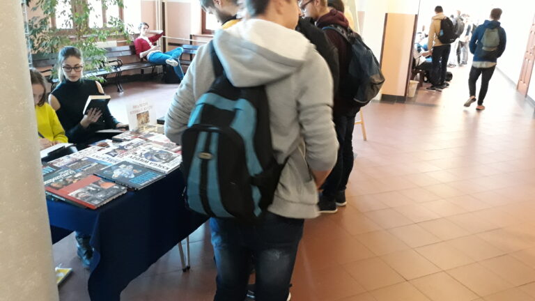 11.12.2019-Kiermasz taniej książki — zdjęcie 12