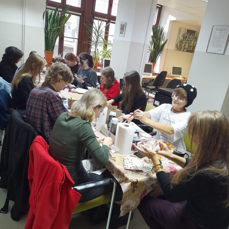 18.10.2024-ZAJĘCIA Z RĘKODZIEŁA W BIBLIOTECE SZKOLNEJ — zdjęcie 15