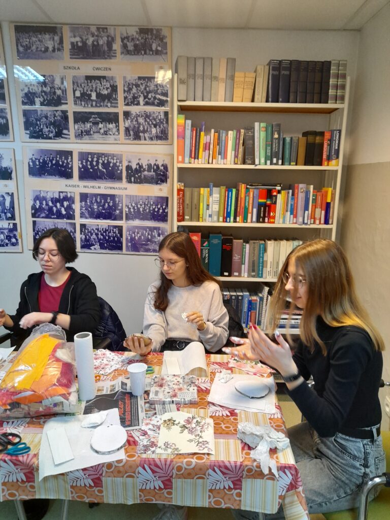 28.10.2022-Zajęcia z rękodzieła w bibliotece szkolnej — zdjęcie 3
