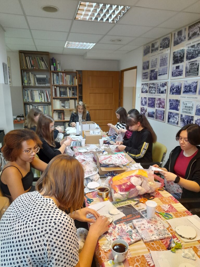 28.10.2022-Zajęcia z rękodzieła w bibliotece szkolnej — zdjęcie 4