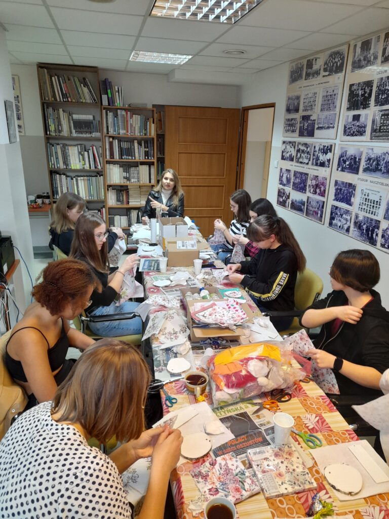 28.10.2022-Zajęcia z rękodzieła w bibliotece szkolnej — zdjęcie 5
