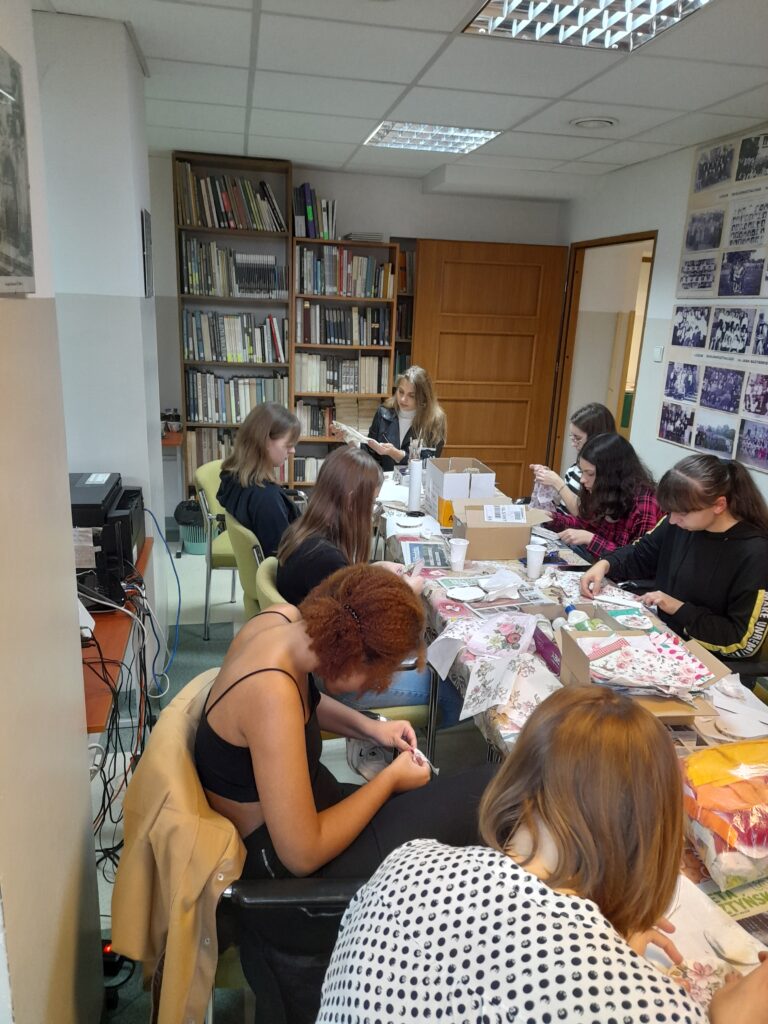 28.10.2022-Zajęcia z rękodzieła w bibliotece szkolnej — zdjęcie 6
