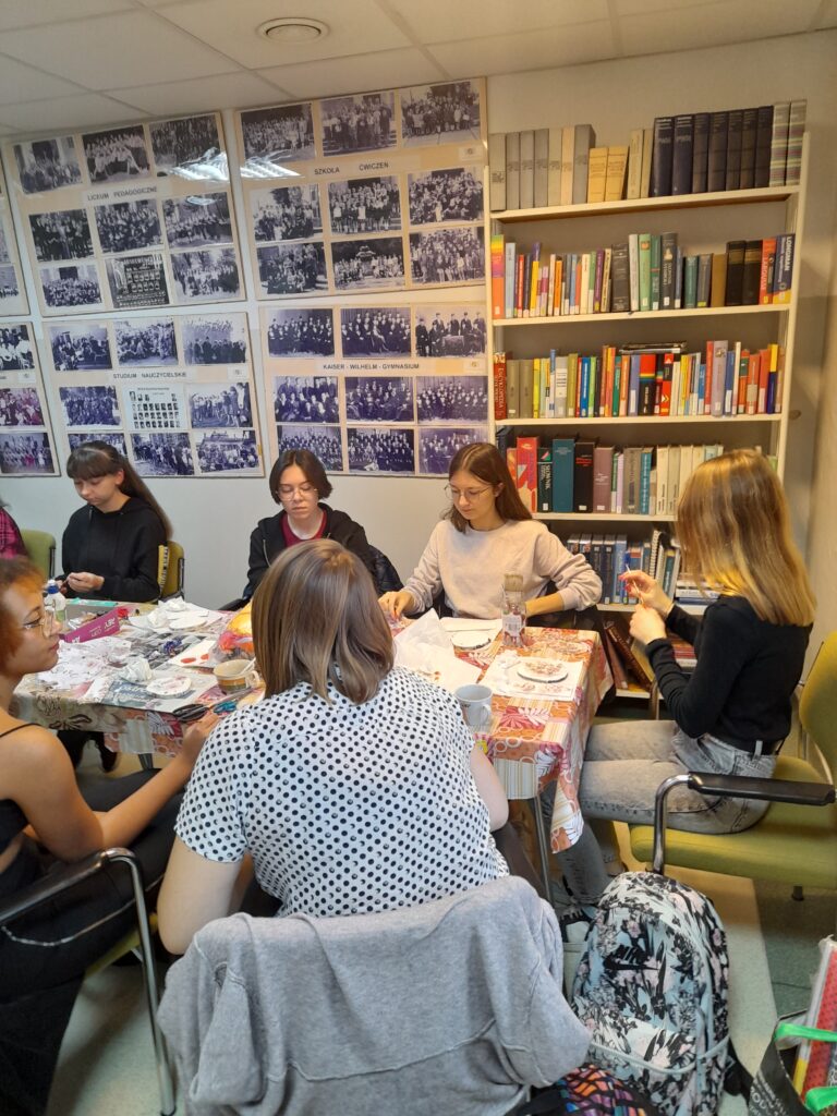 28.10.2022-Zajęcia z rękodzieła w bibliotece szkolnej — zdjęcie 9