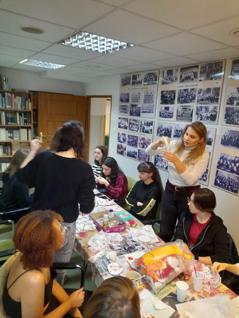 28.10.2022-Zajęcia z rękodzieła w bibliotece szkolnej — zdjęcie 10