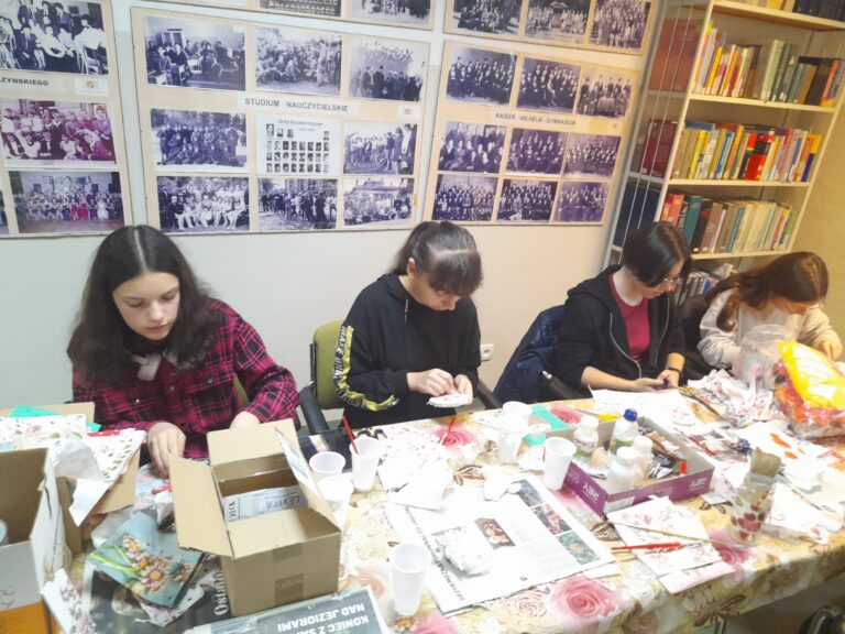 28.10.2022-Zajęcia z rękodzieła w bibliotece szkolnej — zdjęcie 18