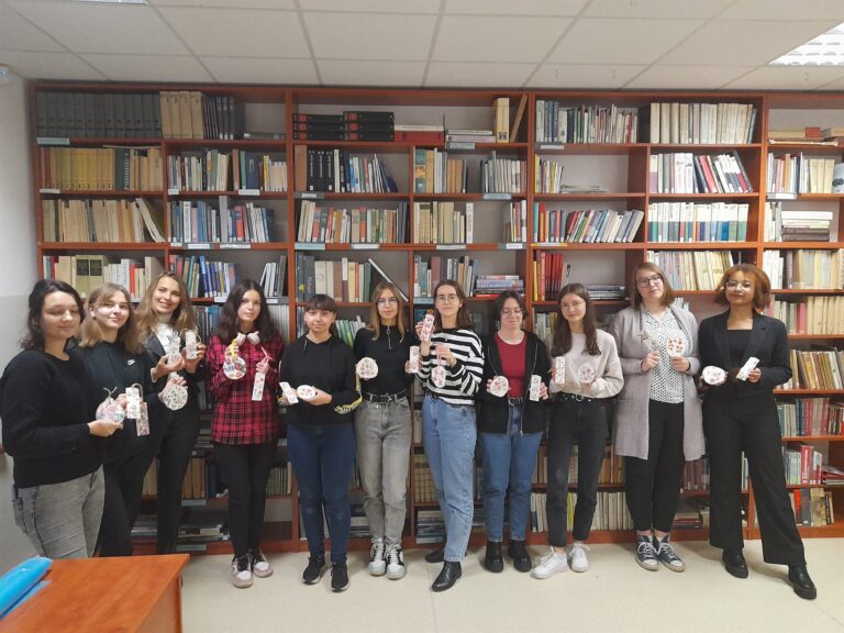 28.10.2022-Zajęcia z rękodzieła w bibliotece szkolnej — zdjęcie 27