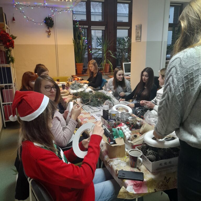 06.12.2022-Bożonarodzeniowe zajęcia z rękodzieła w bibliotece szkolnej — zdjęcie 2