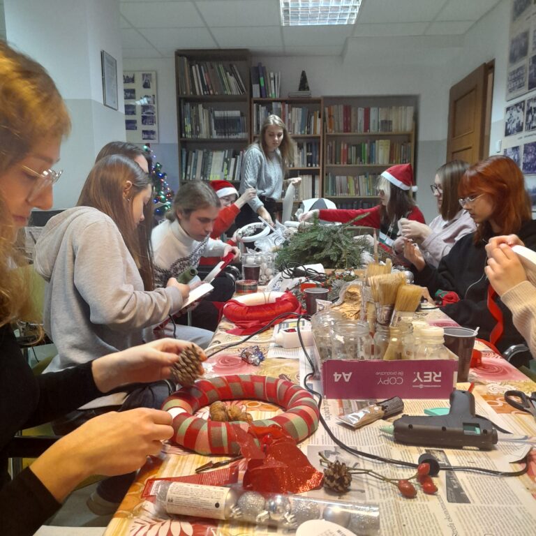 06.12.2022-Bożonarodzeniowe zajęcia z rękodzieła w bibliotece szkolnej — zdjęcie 11