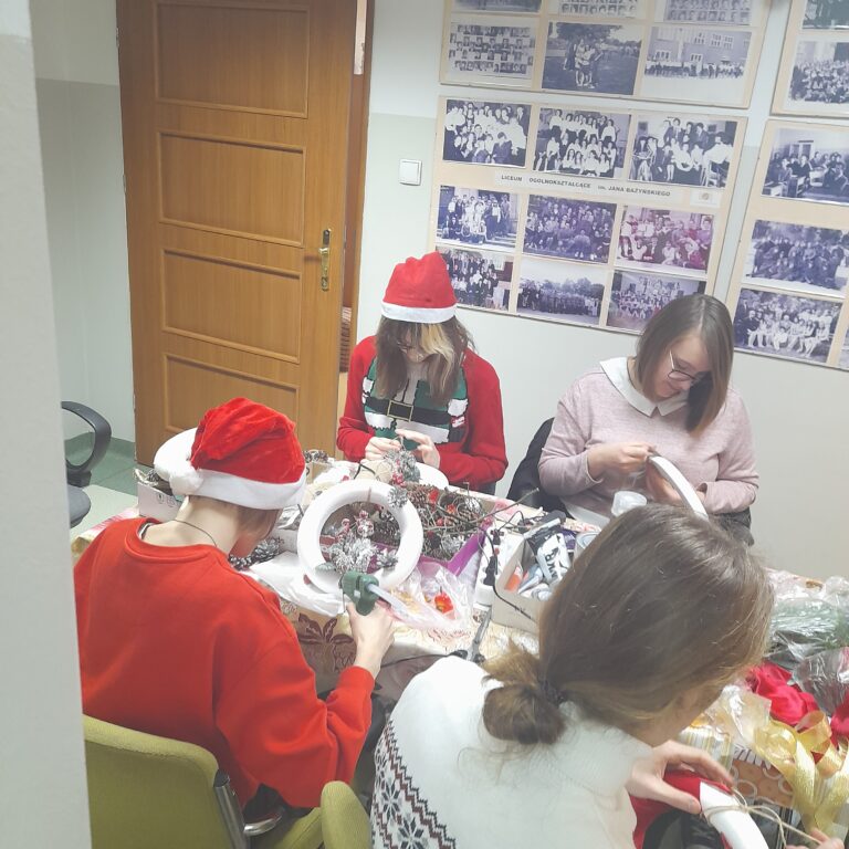 06.12.2022-Bożonarodzeniowe zajęcia z rękodzieła w bibliotece szkolnej — zdjęcie 15