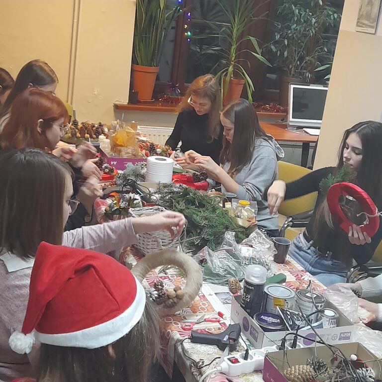 06.12.2022-Bożonarodzeniowe zajęcia z rękodzieła w bibliotece szkolnej — zdjęcie 17