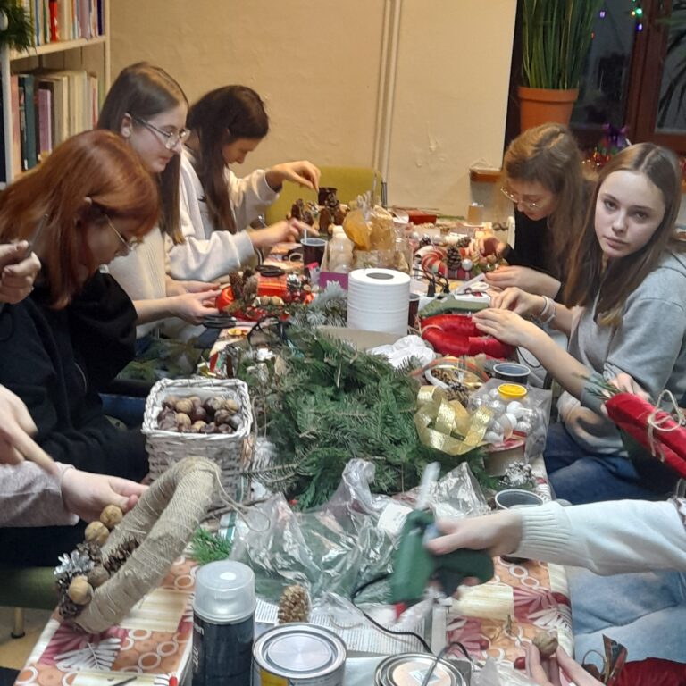 06.12.2022-Bożonarodzeniowe zajęcia z rękodzieła w bibliotece szkolnej — zdjęcie 18
