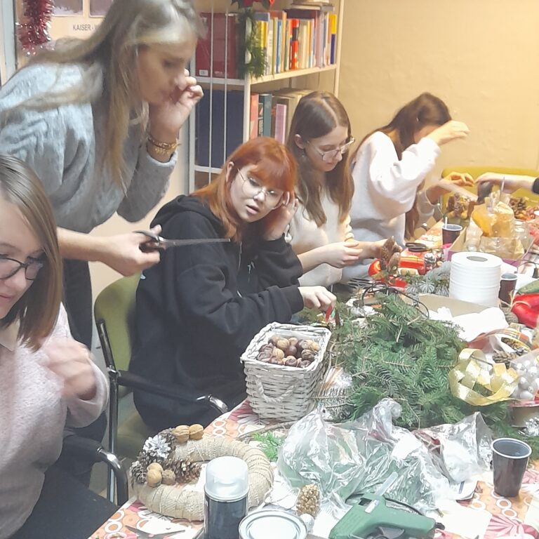 06.12.2022-Bożonarodzeniowe zajęcia z rękodzieła w bibliotece szkolnej — zdjęcie 19