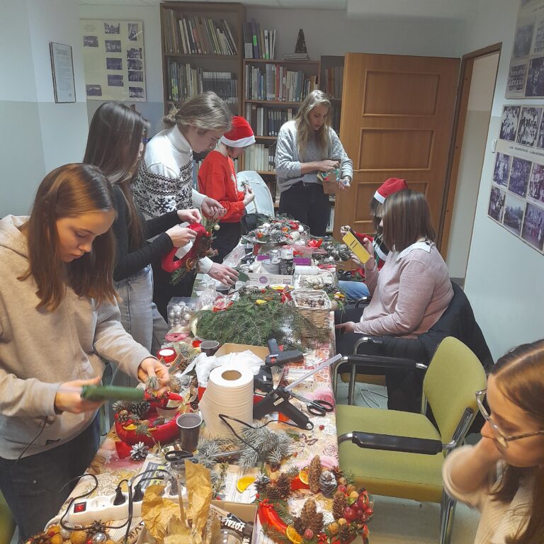 06.12.2022-Bożonarodzeniowe zajęcia z rękodzieła w bibliotece szkolnej — zdjęcie 32