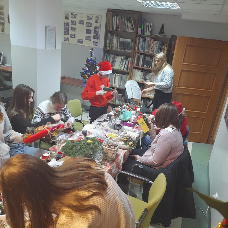 06.12.2022-Bożonarodzeniowe zajęcia z rękodzieła w bibliotece szkolnej — zdjęcie 34