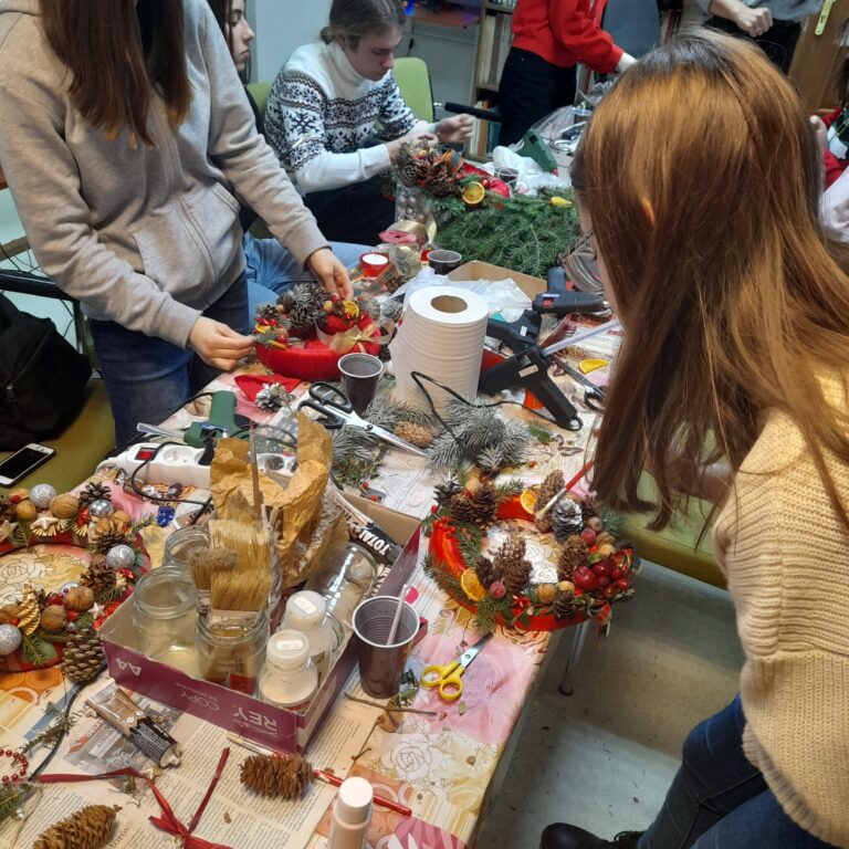 06.12.2022-Bożonarodzeniowe zajęcia z rękodzieła w bibliotece szkolnej — zdjęcie 36