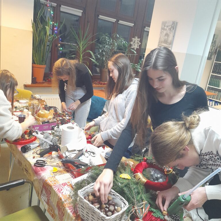 06.12.2022-Bożonarodzeniowe zajęcia z rękodzieła w bibliotece szkolnej — zdjęcie 39