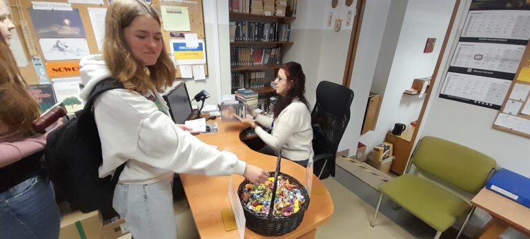 18.10.2023-Akcje czytelnicze biblioteki szkolnej — zdjęcie 3