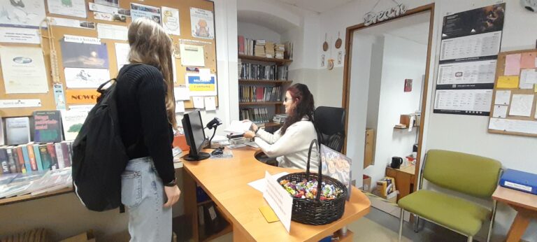 18.10.2023-Akcje czytelnicze biblioteki szkolnej — zdjęcie 7