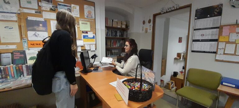 18.10.2023-Akcje czytelnicze biblioteki szkolnej — zdjęcie 8