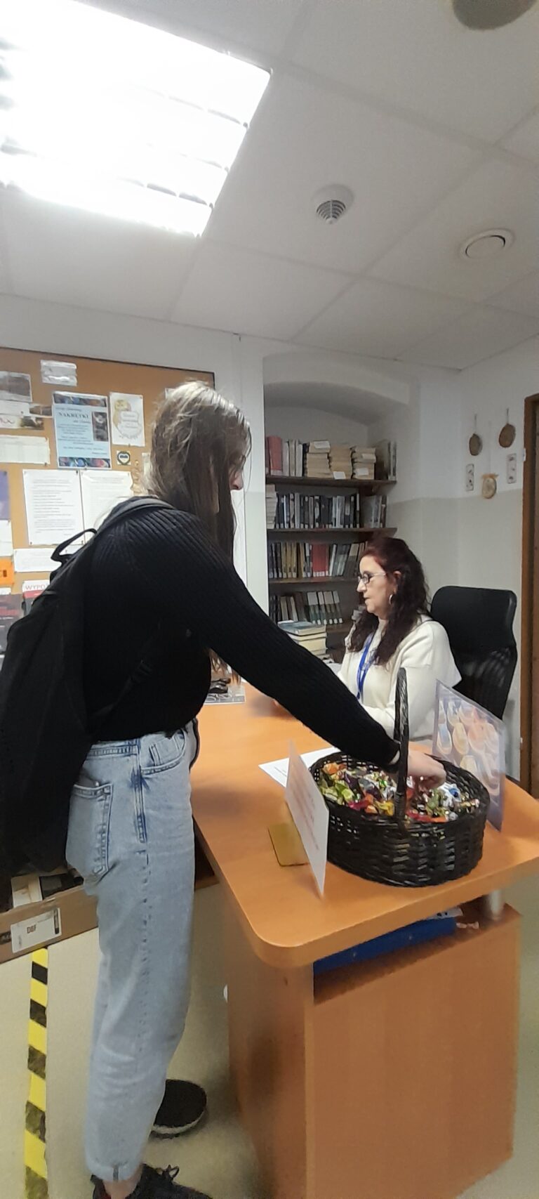18.10.2023-Akcje czytelnicze biblioteki szkolnej — zdjęcie 9