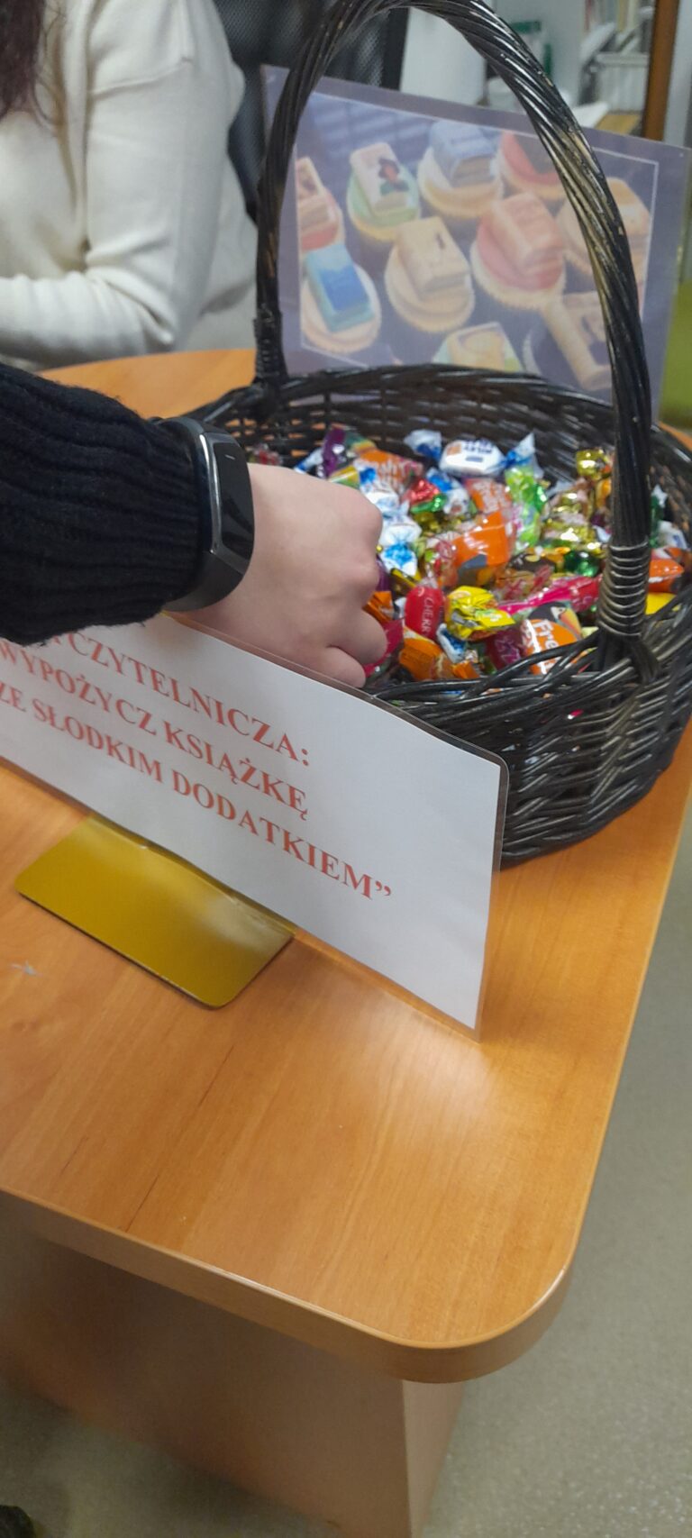 18.10.2023-Akcje czytelnicze biblioteki szkolnej — zdjęcie 10