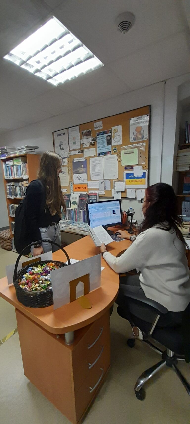 18.10.2023-Akcje czytelnicze biblioteki szkolnej — zdjęcie 11