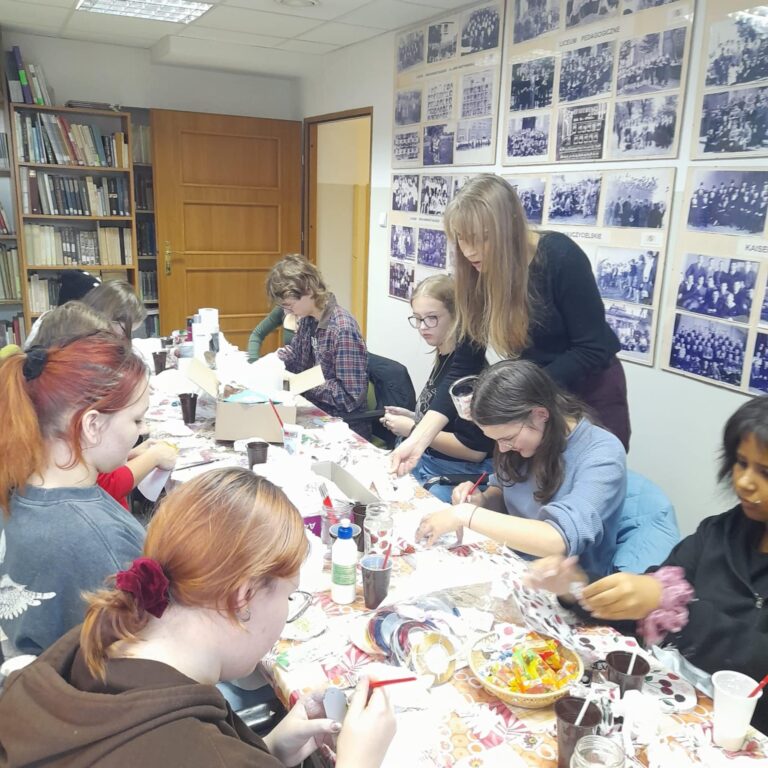 18.10.2024-ZAJĘCIA Z RĘKODZIEŁA W BIBLIOTECE SZKOLNEJ — zdjęcie 16