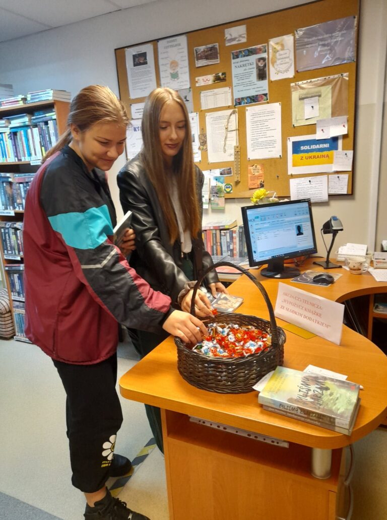 01-31.10.2022-Październik Międzynarodowym Miesiącem Bibliotek Szkolnych — zdjęcie 22