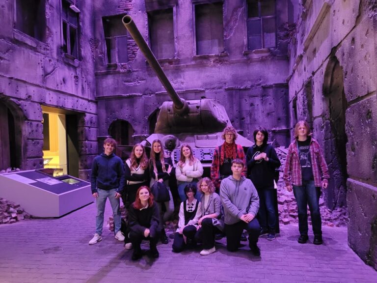 03.11.2022-Wycieczka klas: 1B, 1D i 1E do Gdyni — zdjęcie 13