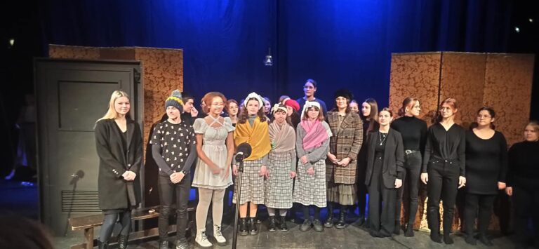 10.12.2022-Teatralne Mikołajki w Teatrze Jaracza w Olsztynie — zdjęcie 6
