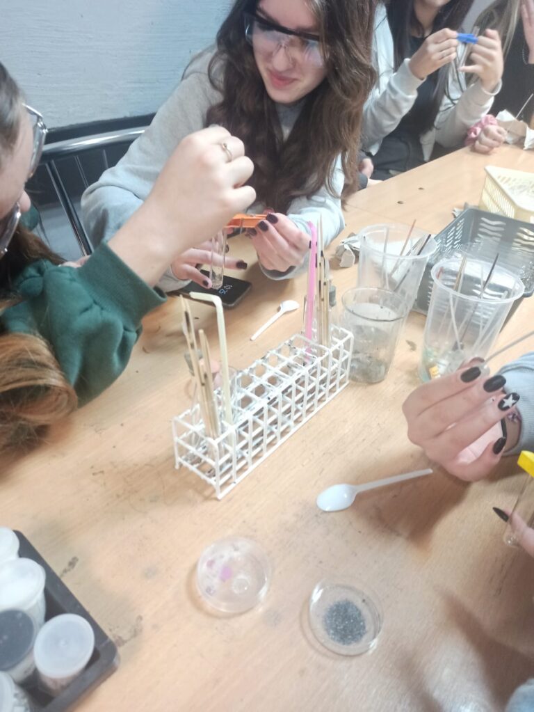 16.01.2023-Klasa 2C na warsztatach chemicznych w Toruniu — zdjęcie 6