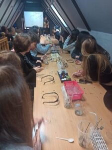 16.01.2023-Klasa 2C na warsztatach chemicznych w Toruniu — zdjęcie 8