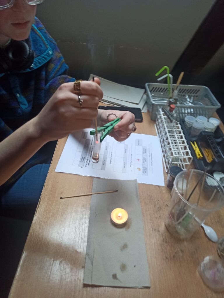 16.01.2023-Klasa 2C na warsztatach chemicznych w Toruniu — zdjęcie 10