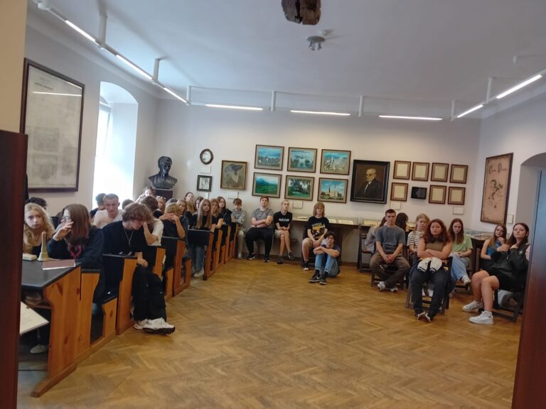 18-22.09.2023-Wycieczka klas 2D i 2E w Góry Świętokrzyskie — zdjęcie 10