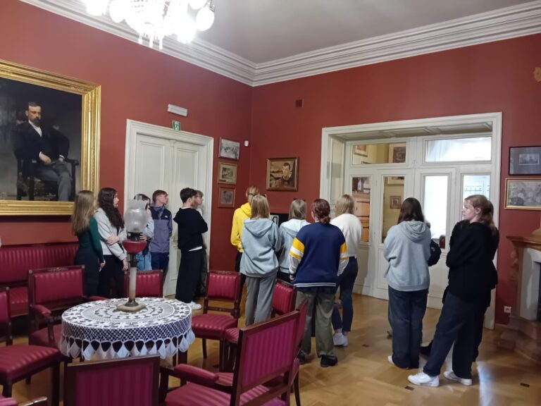 18-22.09.2023-Wycieczka klas 2D i 2E w Góry Świętokrzyskie — zdjęcie 15