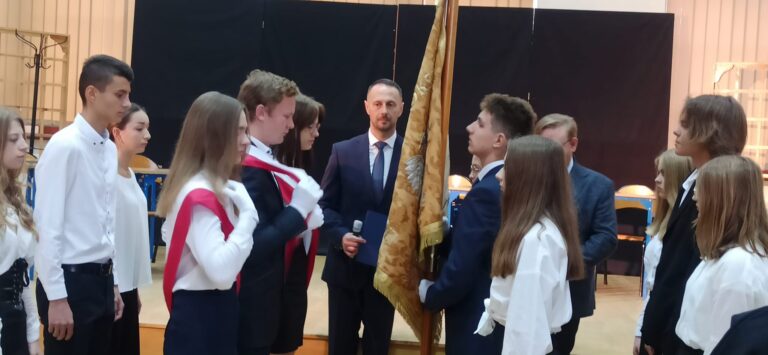 16.10.2023-Przekazanie sztandaru szkoły — zdjęcie 5