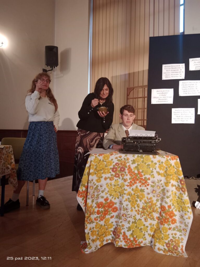 25.10.2023-Szkolny Konkurs Recytatorski pod hasłem "Wisława Szymborska poza czasem i przestrzenią" — zdjęcie 2