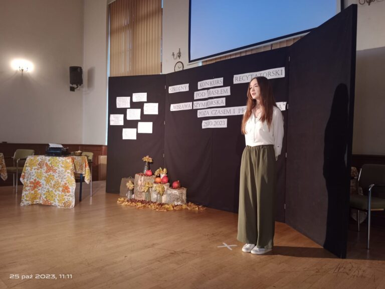 25.10.2023-Szkolny Konkurs Recytatorski pod hasłem "Wisława Szymborska poza czasem i przestrzenią" — zdjęcie 5