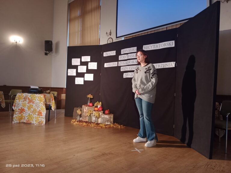 25.10.2023-Szkolny Konkurs Recytatorski pod hasłem "Wisława Szymborska poza czasem i przestrzenią" — zdjęcie 7
