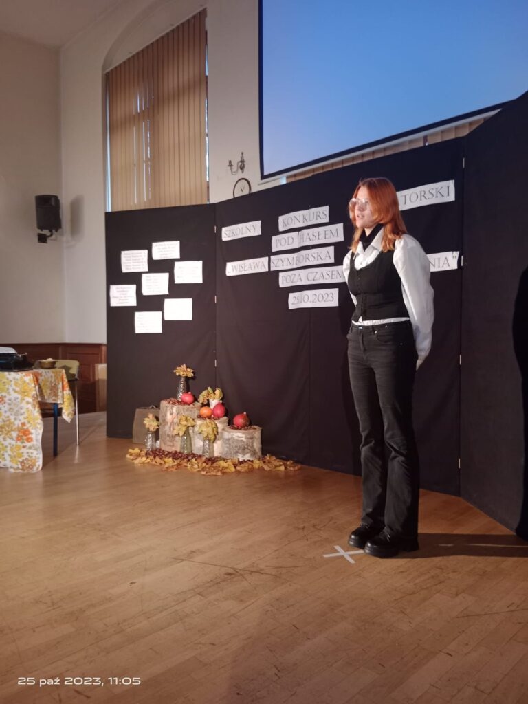 25.10.2023-Szkolny Konkurs Recytatorski pod hasłem "Wisława Szymborska poza czasem i przestrzenią" — zdjęcie 8
