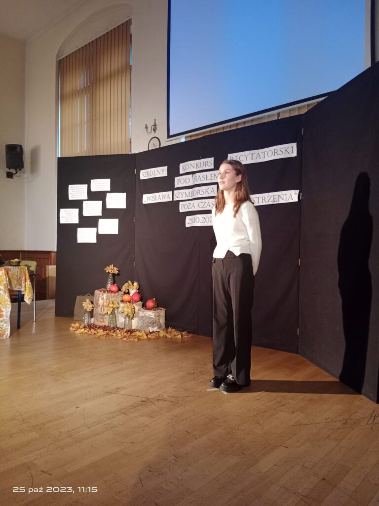 25.10.2023-Szkolny Konkurs Recytatorski pod hasłem "Wisława Szymborska poza czasem i przestrzenią" — zdjęcie 10
