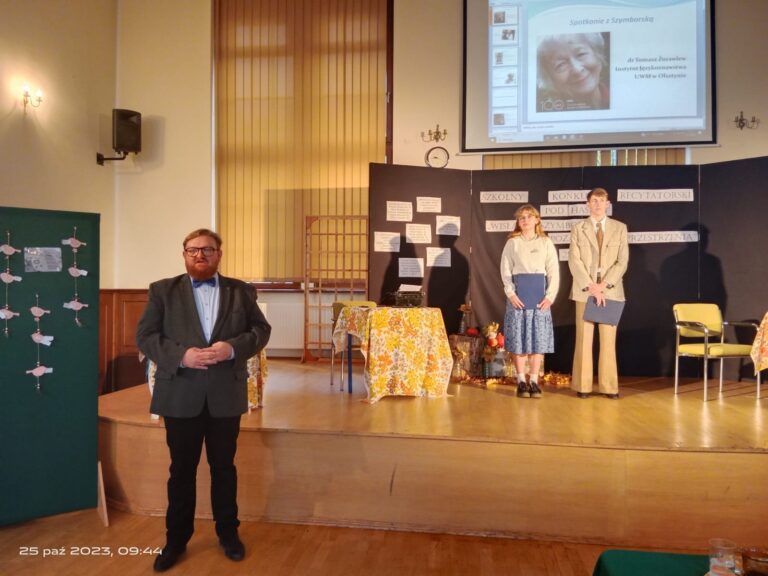 25.10.2023-Szkolny Konkurs Recytatorski pod hasłem "Wisława Szymborska poza czasem i przestrzenią" — zdjęcie 13