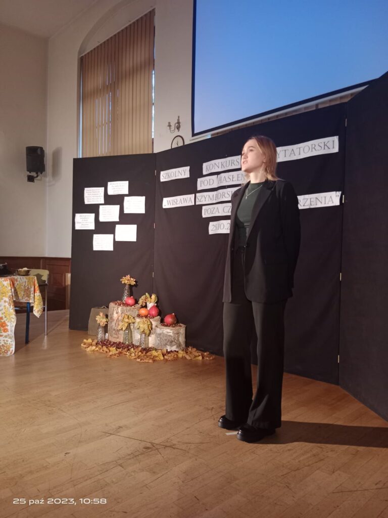 25.10.2023-Szkolny Konkurs Recytatorski pod hasłem "Wisława Szymborska poza czasem i przestrzenią" — zdjęcie 14