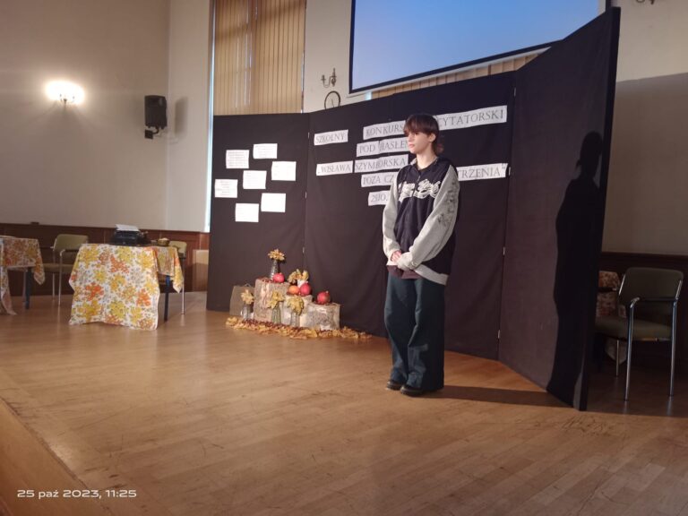 25.10.2023-Szkolny Konkurs Recytatorski pod hasłem "Wisława Szymborska poza czasem i przestrzenią" — zdjęcie 15
