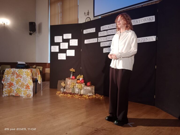 25.10.2023-Szkolny Konkurs Recytatorski pod hasłem "Wisława Szymborska poza czasem i przestrzenią" — zdjęcie 18
