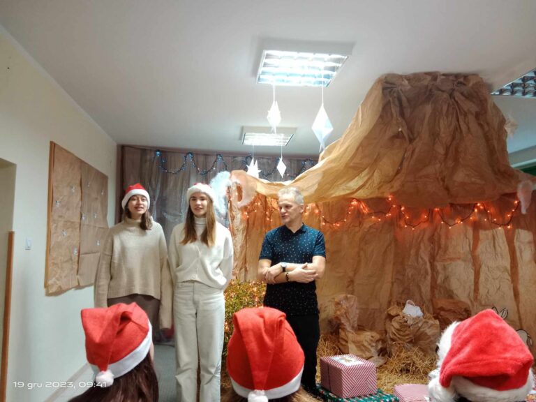 19.12.2023-Pomocne Sowy na świątecznym spotkaniu w Zespole Szkolno - Przedszkolnym w Dylewie — zdjęcie 6
