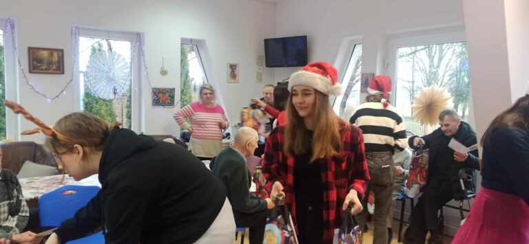 20.12.2023-Pomocne Sowy na świątecznym spotkaniu z seniorami Domu Opieki w Molzie — zdjęcie 3